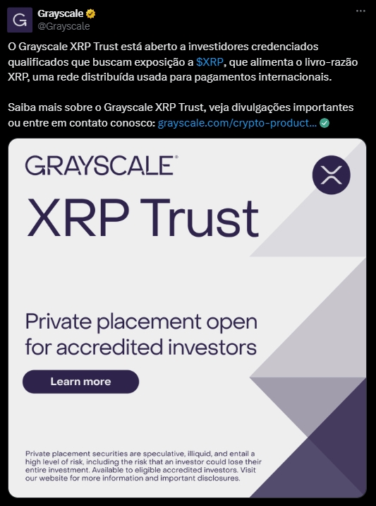 La imagen muestra un anuncio de Grayscale XRP Trust, destacando que está abierto a inversores acreditados que deseen invertir en XRP. El fondo ofrece una oportunidad de inversión en una red distribuida utilizada para pagos internacionales. La parte inferior del anuncio incluye un botón. "Más información" (Más información) y una advertencia sobre los riesgos asociados a las inversiones en valores privados. El diseño es moderno y minimalista, utilizando una paleta de colores de tonos azules y grises, con el logo en escala de grises en la parte superior.