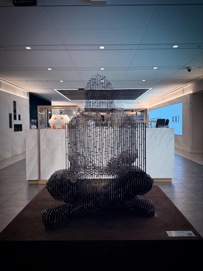 Estatua de Satoshi Nakamoto en la Bolsa de Nueva York.