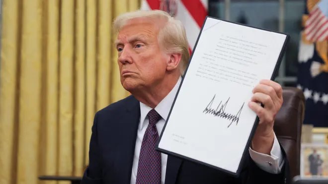 Donald Trump firmando una orden ejecutiva sobre bitcoin
