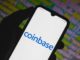 Las acciones de Coinbase han bajado un 50% desde su máximo histórico