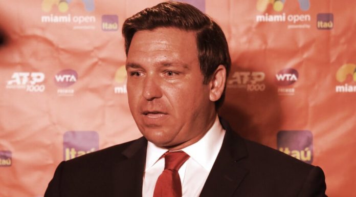 Los gobernadores pro-criptomonedas DeSantis y Polis discuten sobre Disney y Twitter