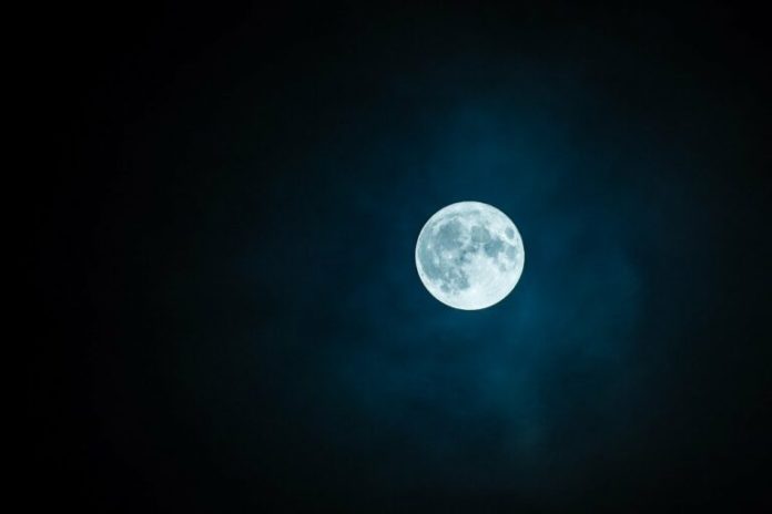 1653229899_full-moon-on-midnight-blue-background-768x512.jpg