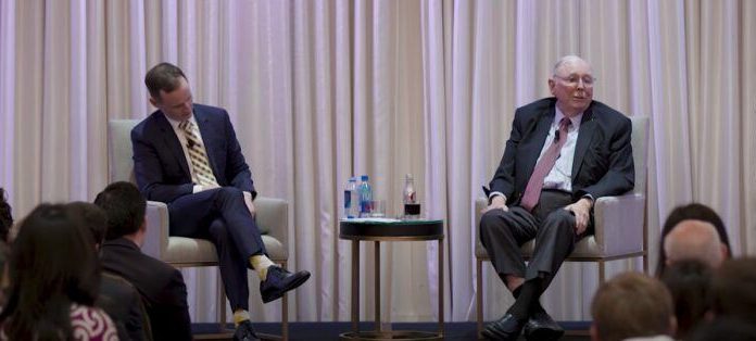 Invertir en criptomonedas es ‘casi una locura’, dice Charlie Munger de Berkshire Hathaway