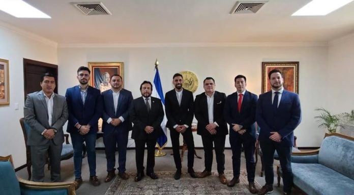 El fundador de Mundocrypto, Mani Thawani se reunió con el vicepresidente Félix Ulloa
