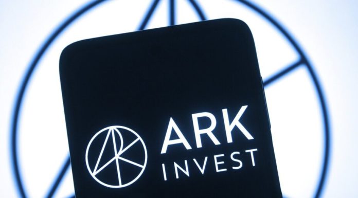 Ark Invest de Cathie Wood descarga USD 75 millones en acciones de Coinbase