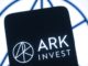 Ark Invest de Cathie Wood descarga USD 75 millones en acciones de Coinbase