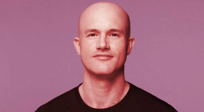 El CEO de Coinbase dice que la compañía no tiene «ninguna exposición material» a FTX o Alameda