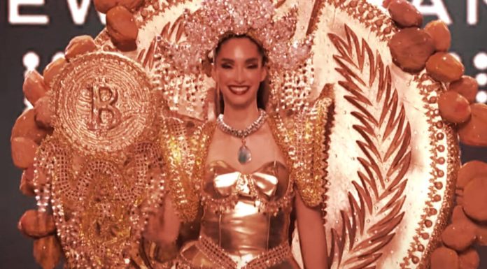 Miss Universo El Salvador sube al escenario con bastón gigante de Bitcoin