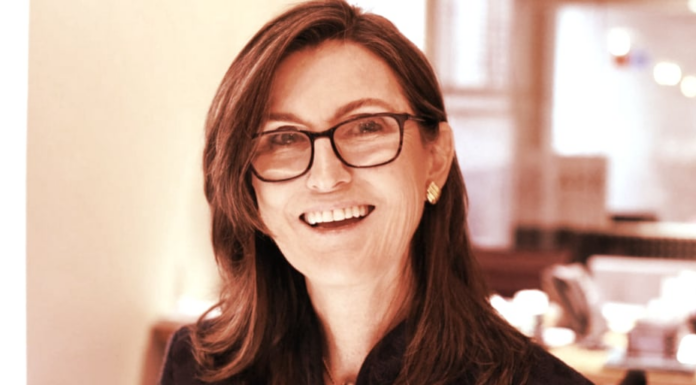 Cathie Wood compra la caída en las acciones de Coinbase dos días después del dumping