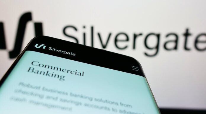 El CEO de Silvergate se va con beneficios mientras continúa el cierre del banco