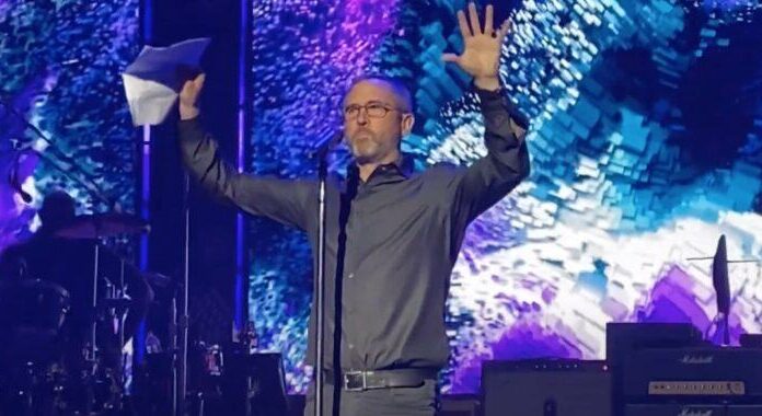 Conmovedor discurso del CEO de Ripple en ‘The Proper Party’ en Nueva York: ‘This Village Beat the Bully’