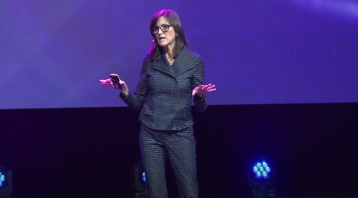 Cathie Wood, directora ejecutiva de ARK Invest, explica el cambio estratégico de ARK en las inversiones en criptomonedas