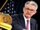 ¡La reunión del FOMC señala una política ‘restrictiva’ y tasas altas en medio de un aumento inflacionario! El precio de Bitcoin cae hacia los $26,500