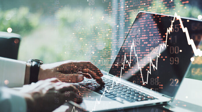 Famoso analista dice si Bitcoin bajará o subirá y evalúa la inversión en altcoins