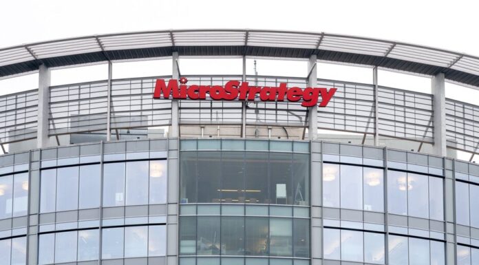 ¿Bitcoin o acciones de MicroStrategy? Analista dice que MSTR cotiza con una 'prima injustificable' sobre BTC