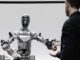 La figura de una startup de IA muestra un robot conversacional dotado de tecnología OpenAI