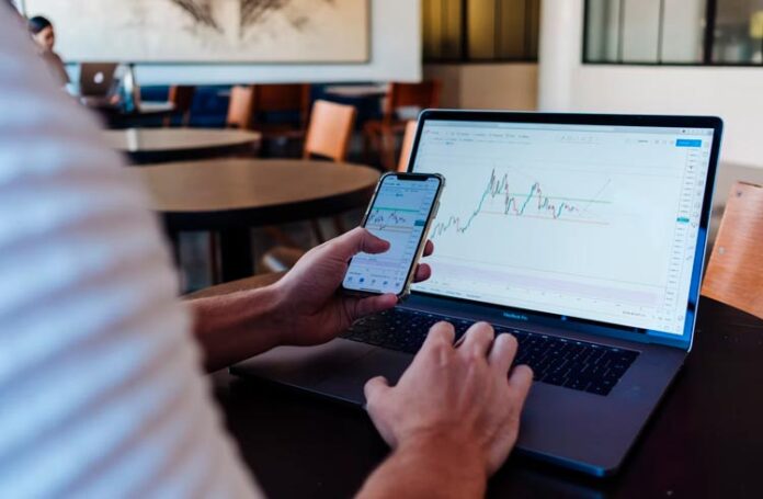 economista-indica-duas-criptomoedas-para-comprar-e-fugir-da-baixa-do-bitcoin.jpg