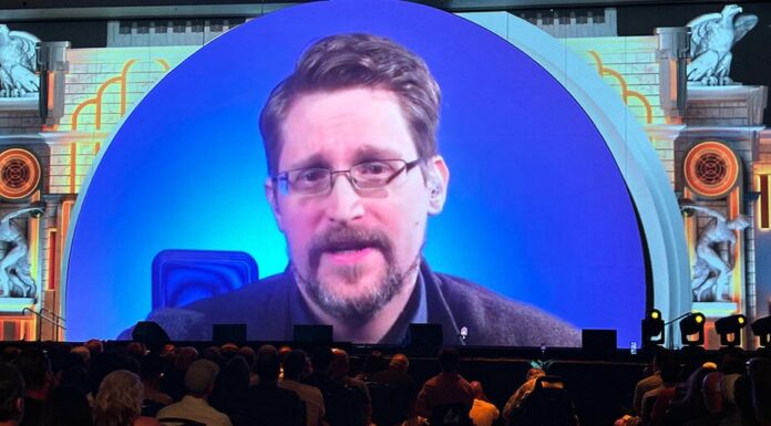 Edward Snowden pide a los fanáticos de Bitcoin que voten, pero “no se unan a una secta”