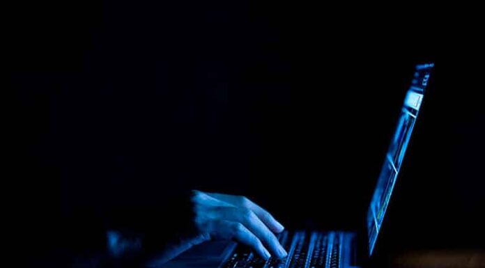 El hacker que creó un inicio de sesión falso en Coinbase es arrestado después de robar $900,000