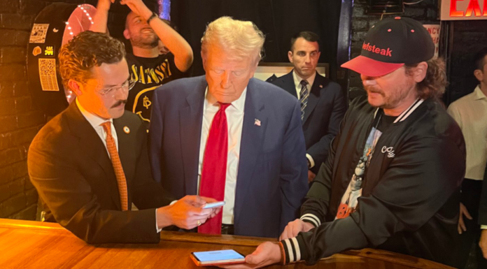 “¡Sí, lo consiguieron!”: los promotores de Bitcoin hacen que Trump compre hamburguesas con BTC