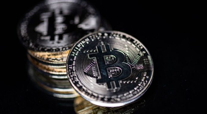 La caída del precio de Bitcoin aumenta el impulso de compra y lleva los saldos de BTC en las bolsas a mínimos de 6 años