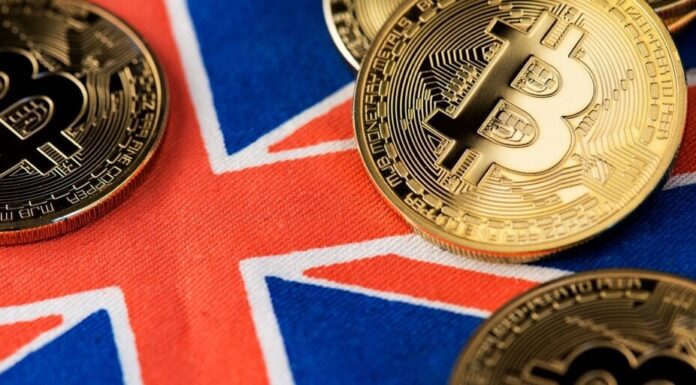 Equipo de policía del Reino Unido con firma de abogados para el programa de recuperación de activos después de la incautación de fraude criptográfico