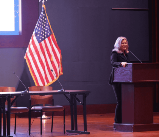 Lummis reafirma: Estados Unidos no debe ceder el control de los activos digitales.