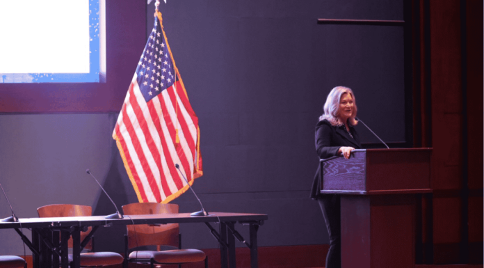 Lummis reafirma: Estados Unidos no debe ceder el control de los activos digitales.