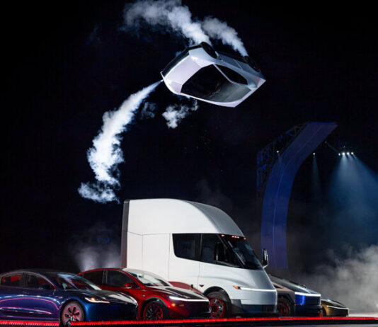 El cohete Tesla Roadster es el impresionante ‘auto volador’ que no puedes tener.
